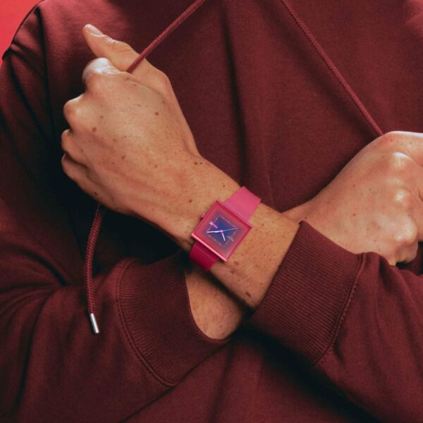 Swatch Essentials Squarely Berry 41.80mm - immagine 4